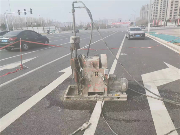 友好公路路面下沉沉降开裂注浆加固施工